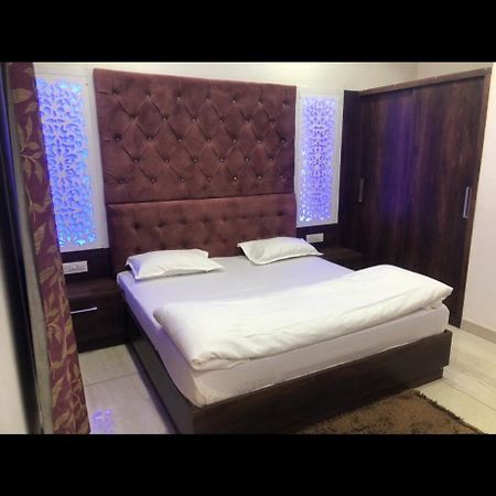 F L O R Hotel Solan Exterior photo